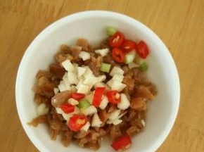 蒜头、辣椒、柠檬和葱白全部切碎，放到柠檬汁里。加入适量酱油、白糖和香油，搅拌均匀。