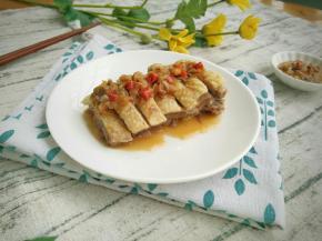 淋在鸭肉上面。