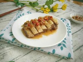 淋在鸭肉上面。