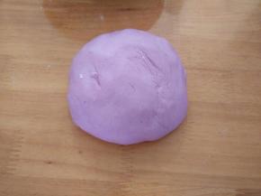 白色面团和紫色面团分别和成团，放在温暖处发酵至两倍大。