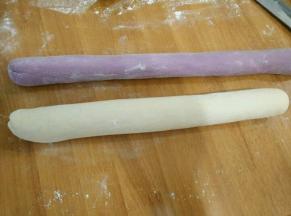 充分排气后搓成条，白色面团比紫色面团稍微大点。