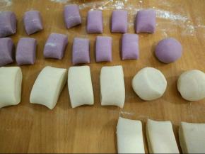 然后分成小块，也是白色比紫色大点。