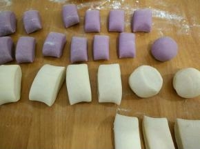 然后分成小块，也是白色比紫色大点。
