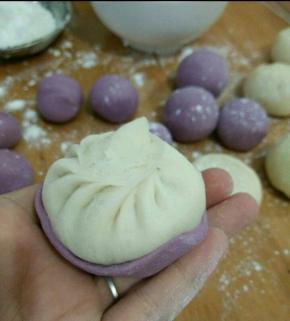 紫色那块朝下，放适量芝麻馅，包好搓圆。