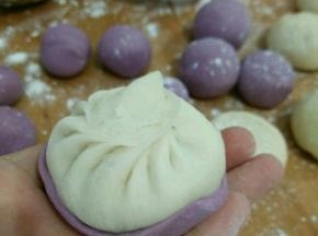 紫色那块朝下，放适量芝麻馅，包好搓圆。
