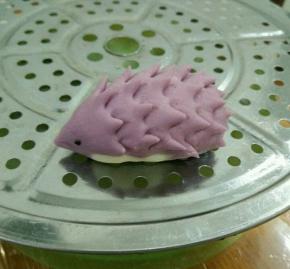 然后慢慢的搓成滴水状，再用刀剪出刺猬的刺，取两颗芝麻做眼睛。依次做完，再发酵至比原来稍微大点就可以上锅蒸了。