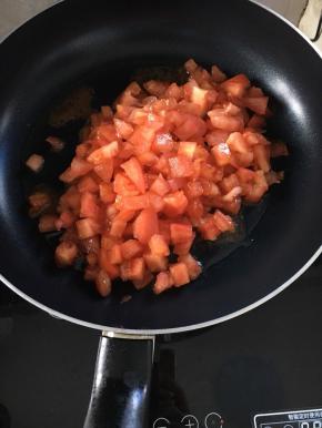 准备一个不粘锅，锅底加少许油，加热七分，放入番茄翻炒；