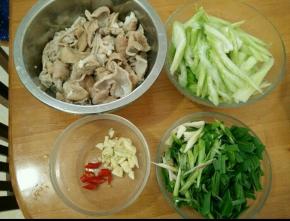 大肠要用面粉和盐反复清洗干净，剥去里面的肥油。冷水入锅煮几分钟，拿出来冲水后切成块。其他材料也处理好备用。