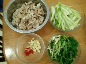大肠要用面粉和盐反复清洗干净，剥去里面的肥油。冷水入锅煮几分钟，拿出来冲水后切成块。其他材料也处理好备用。
