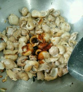 煸炒到大肠有点焦黄后加入耗油和酱油，继续翻炒。