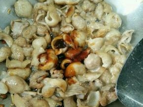 煸炒到大肠有点焦黄后加入耗油和酱油，继续翻炒。