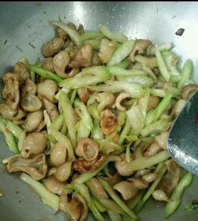 加入西芹，快速翻炒片刻。