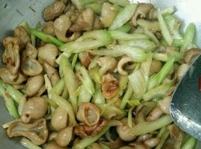 加入西芹，快速翻炒片刻。