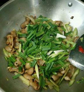 加入蒜苗和适量盐，翻炒至蒜苗熟出锅。