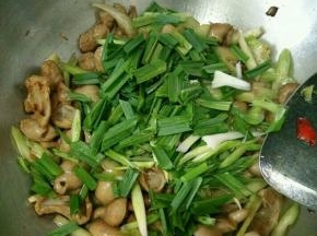 加入蒜苗和适量盐，翻炒至蒜苗熟出锅。