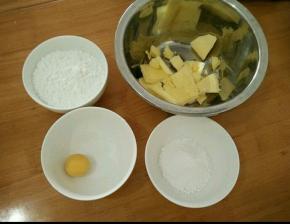 准备食材。鸡蛋煮好取蛋黄，黄油提前软化。