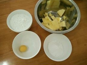 准备食材。鸡蛋煮好取蛋黄，黄油提前软化。