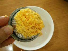 蛋黄过筛。