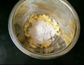 黄油加入糖粉。
