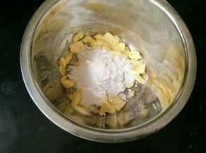 黄油加入糖粉。