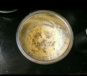 打发，颜色变浅。