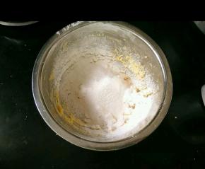 加入面粉和玉米粉和盐。