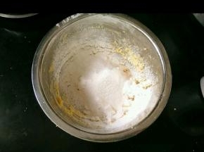 加入面粉和玉米粉和盐。