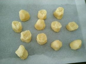 拿出来搓成条，分成小块搓圆。