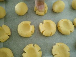 用拇指轻轻压出纹路。