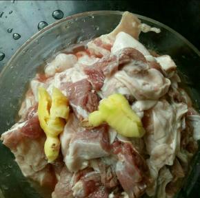 牛腩洗干净切成块，姜也拍一下。