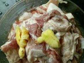 牛腩洗干净切成块，姜也拍一下。