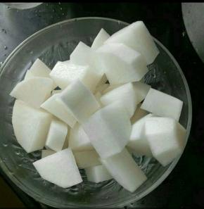 萝卜去皮切成块。