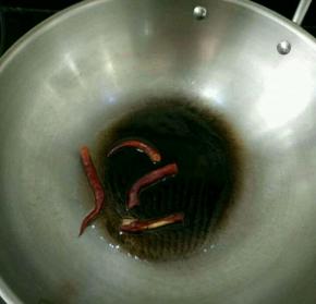 热锅凉油下干辣椒，煸一下。