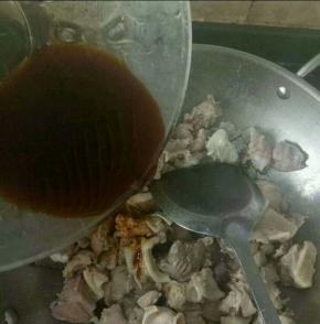 放牛腩，煸炒牛腩变色后，加入耗油、生抽、料酒、盐和适量热水。