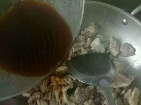 放牛腩，煸炒牛腩变色后，加入耗油、生抽、料酒、盐和适量热水。