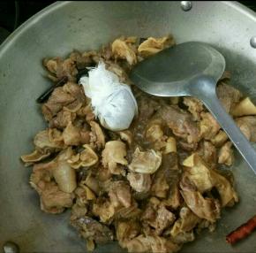 煸炒均匀后放入调料包。