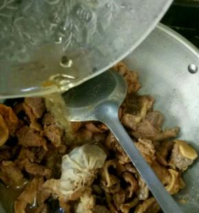 继续翻炒均匀，加入热水，最好没过牛腩。翻炒均匀后加盖小火焖一个小时。