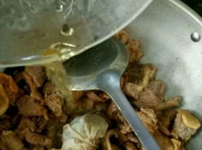 继续翻炒均匀，加入热水，最好没过牛腩。翻炒均匀后加盖小火焖一个小时。