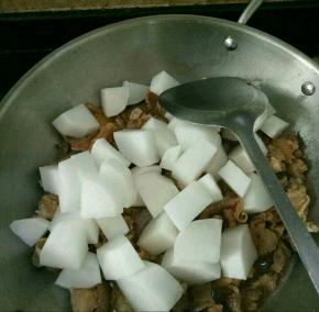 然后加入萝卜，翻炒一下后再焖半个小时。