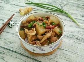 趁热撒点葱花。