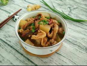 牛腩入味，萝卜软烂。