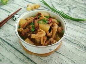 牛腩入味，萝卜软烂。