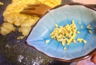 倒入老姜末炒香