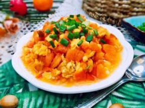 红黄相间是不是看起就有食欲呀……！来一碗米饭拌着汤汁瞬间一碗米饭不见了。