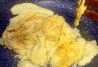 待油温7成时倒入调好的鸡蛋液鸡蛋迅速发泡膨胀，翻面