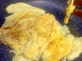 待油温7成时倒入调好的鸡蛋液鸡蛋迅速发泡膨胀，翻面