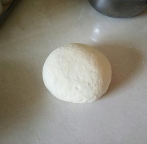 把面粉，酵母粉，泡打粉，白糖混合，再加入温水和成团，盖上保鲜膜松弛30分钟。