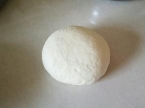 把面粉，酵母粉，泡打粉，白糖混合，再加入温水和成团，盖上保鲜膜松弛30分钟。