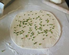 撒上盐和葱花(盐的用量不要太多)