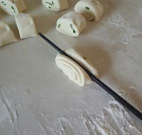 取一小段，用筷子朝中间压出一条痕。